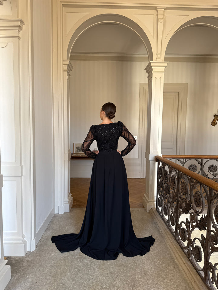 Longue robe de soirée noir élégante avec une traine, sans fente, manche longue, idéale pour type d'événement gala cérémonie mariage