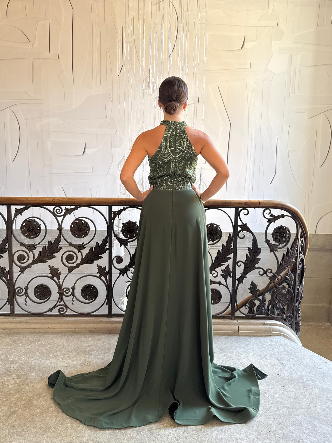 Longue robe de soirée kaki chic avec une traine, sans manche, sans fente, ras de cou pour tout type d'événement gala cérémonie mariage