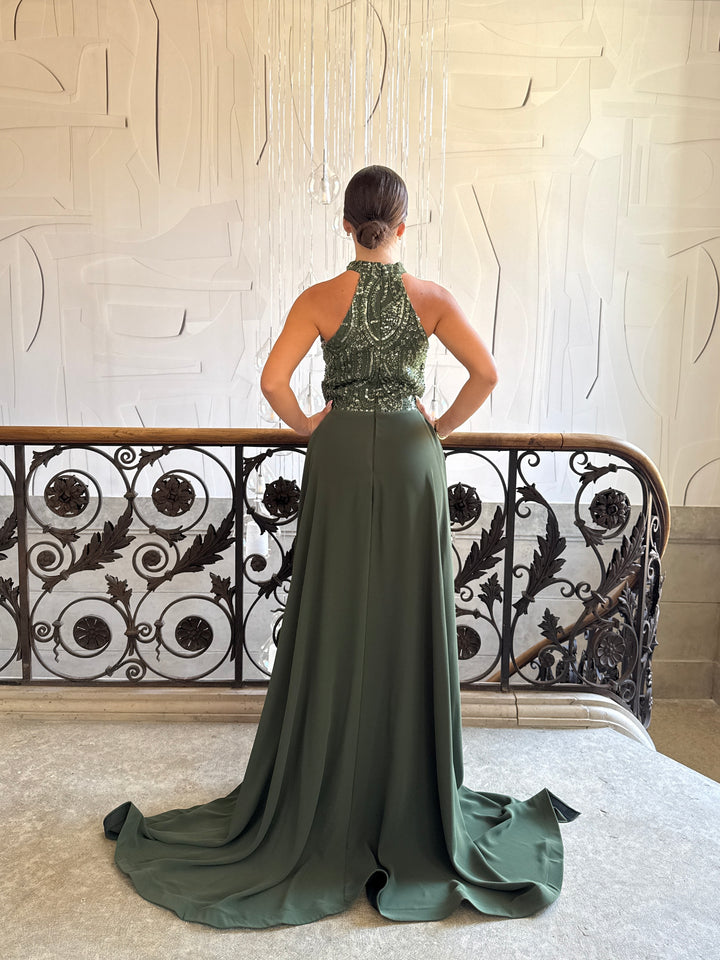 Longue robe de soirée kaki chic avec une traine, sans manche, sans fente, ras de cou pour tout type d'événement gala cérémonie mariage