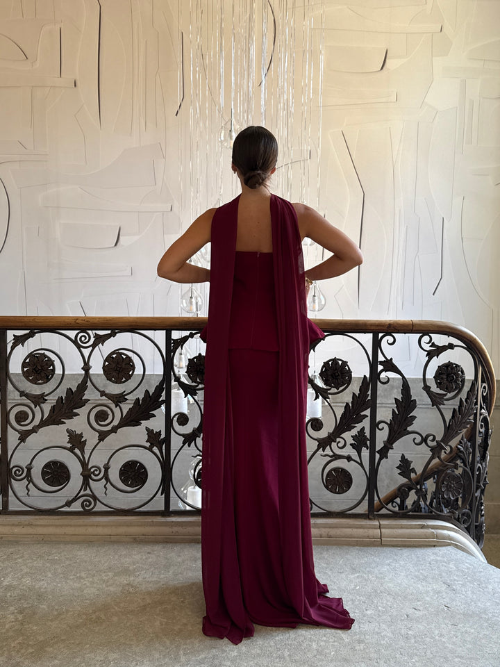 robe de soirée élégante bordeaux, coupe asymétrique, sans manche, sans fente