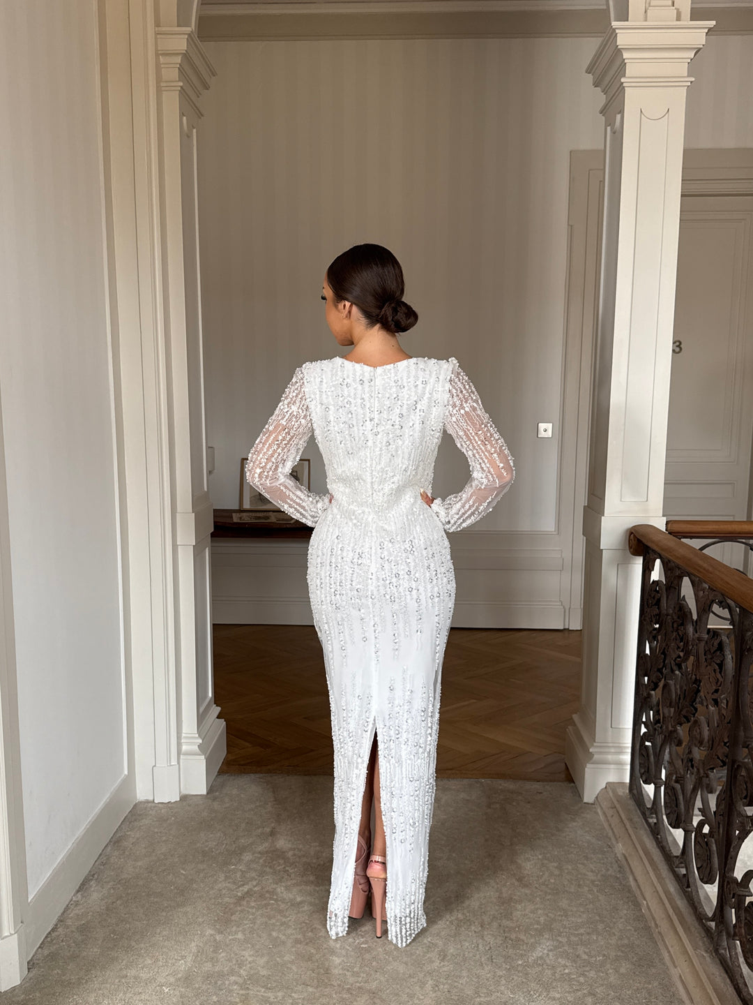 Robe de mariée blanche élégante, manche longue, fente à l'arrière, col carré pour cérémonie mariage