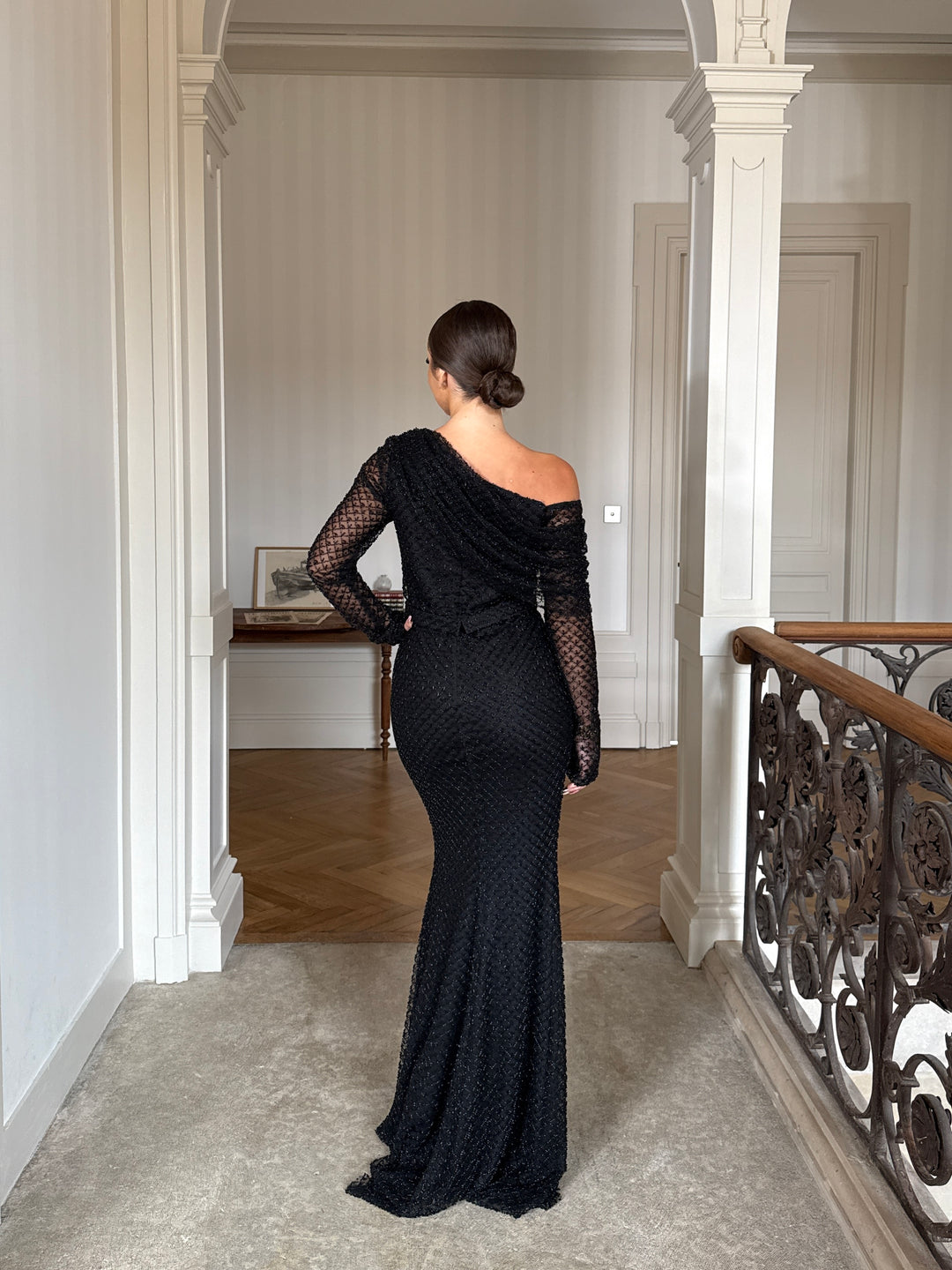 Longue robe de soirée noir, sans fente, manche longue, col asymétrique pour tout événement gala cérémonie mariage