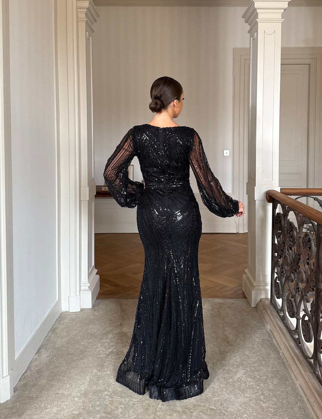 Longue robe de soirée noir élégante, sans fente, manche longue, col carré pour tout type d'événement gala mariage cérémonie