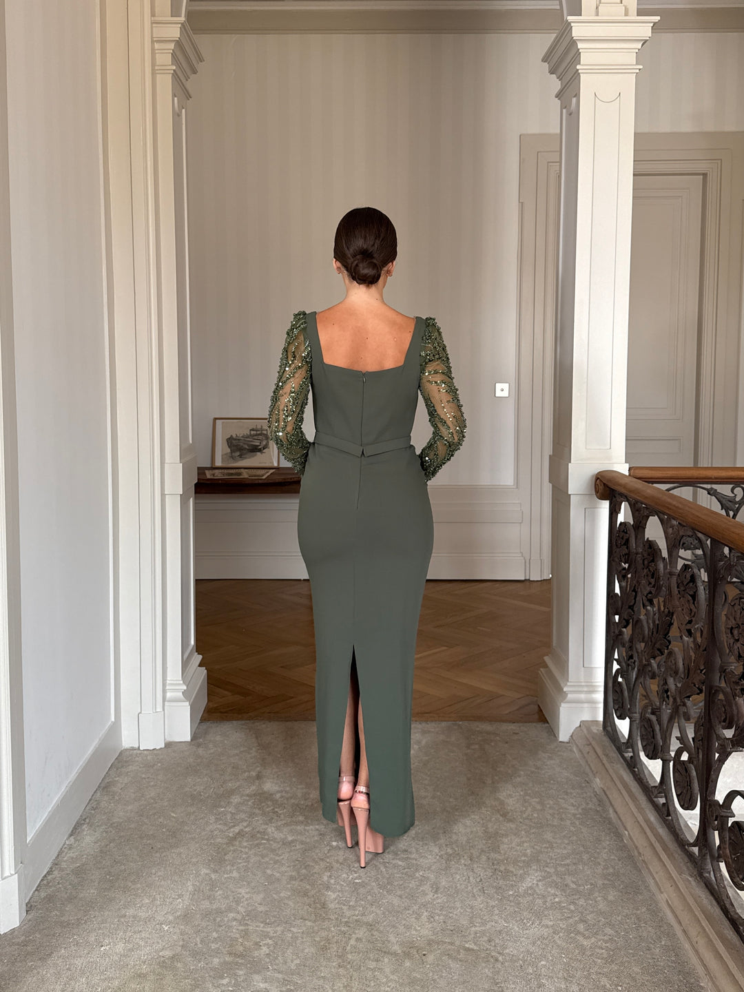 Robe de soirée élégante kaki, manche longue, fente à l'arrière