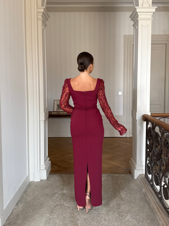 Longue robe de soirée élégante bordeaux, manche longue, fente à l'arrière