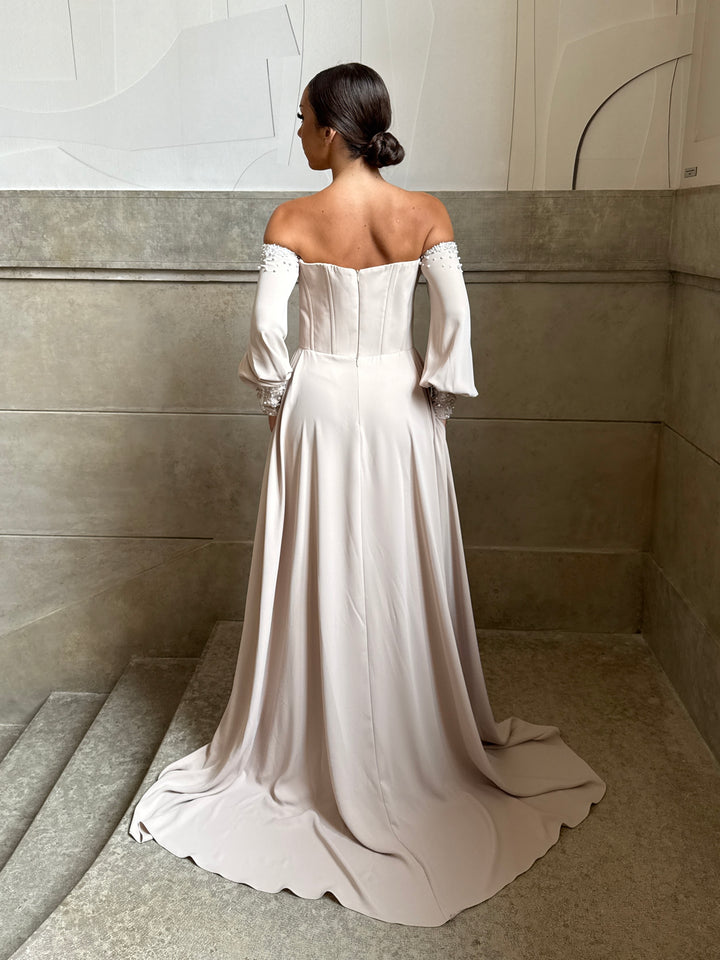 Robe de soirée beige élégante, manche bouffante, col bateau, sans fente