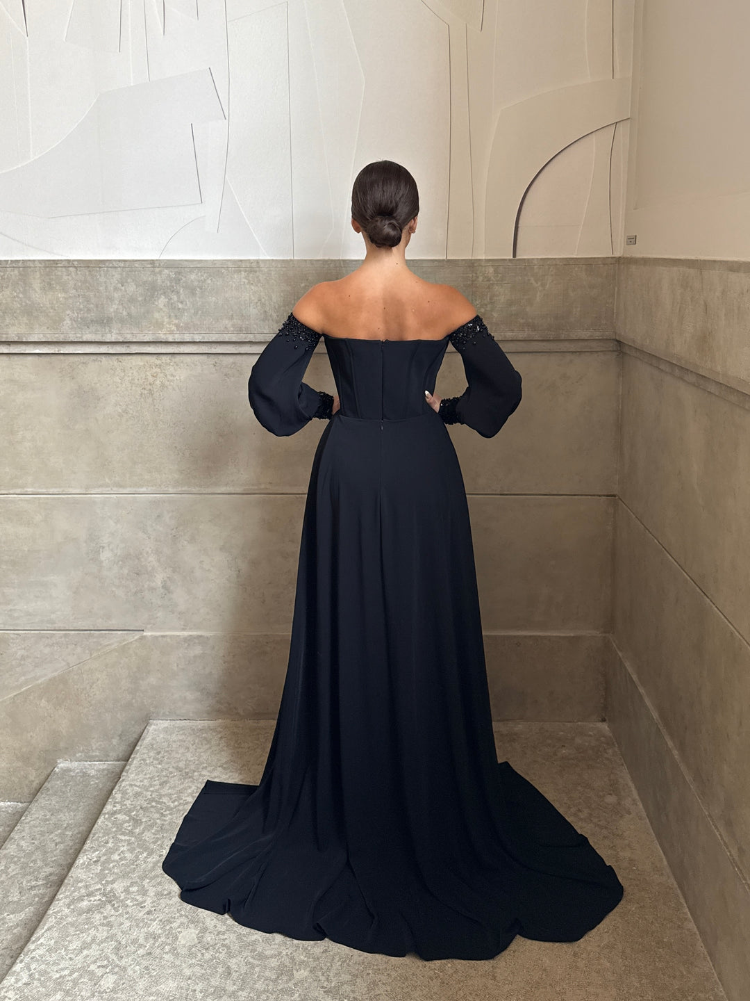 Robe d'événement noir élégante, manche bouffante, col bateau, sans fente