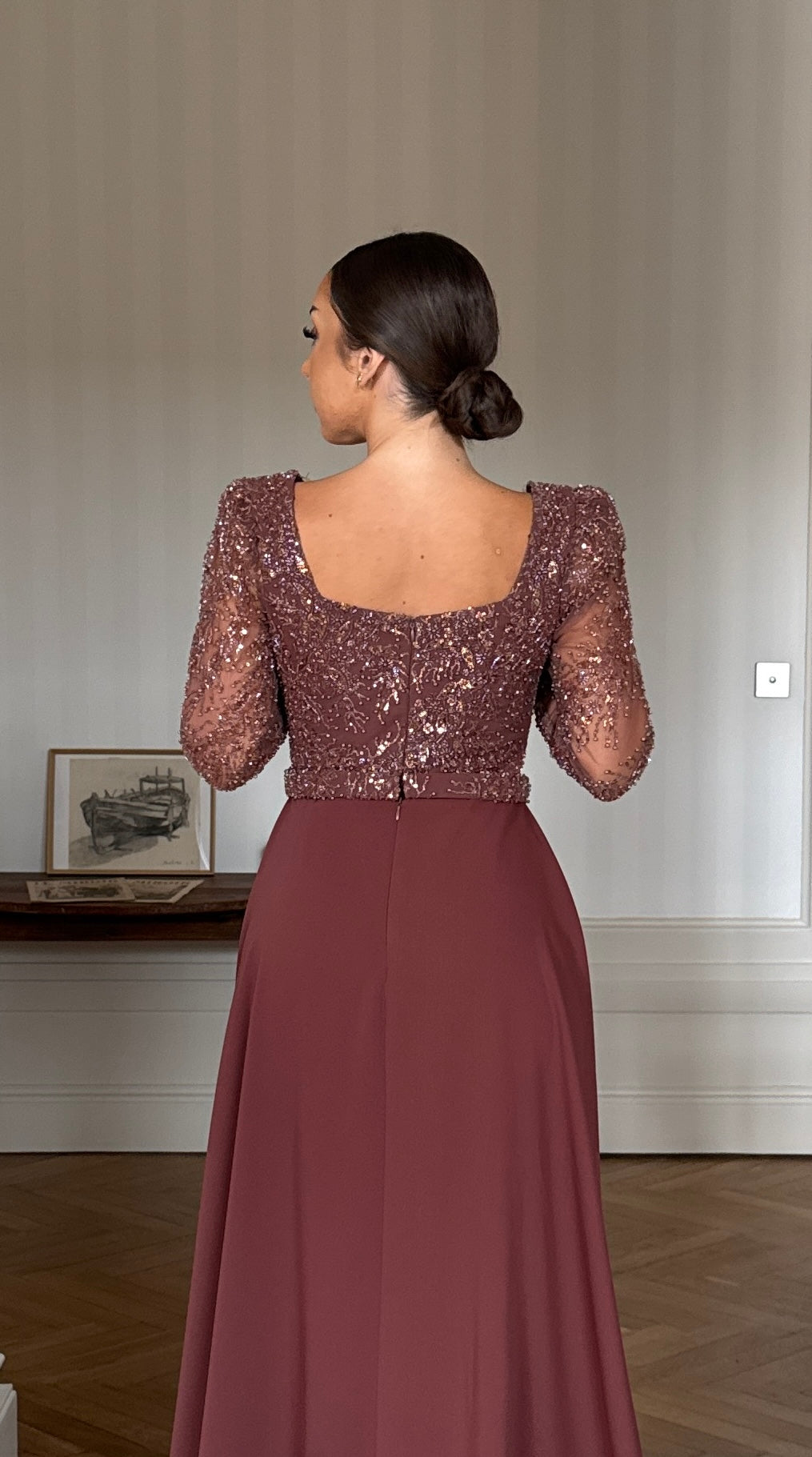 longue robe de soirée marron élégante, manche longue, sans fente