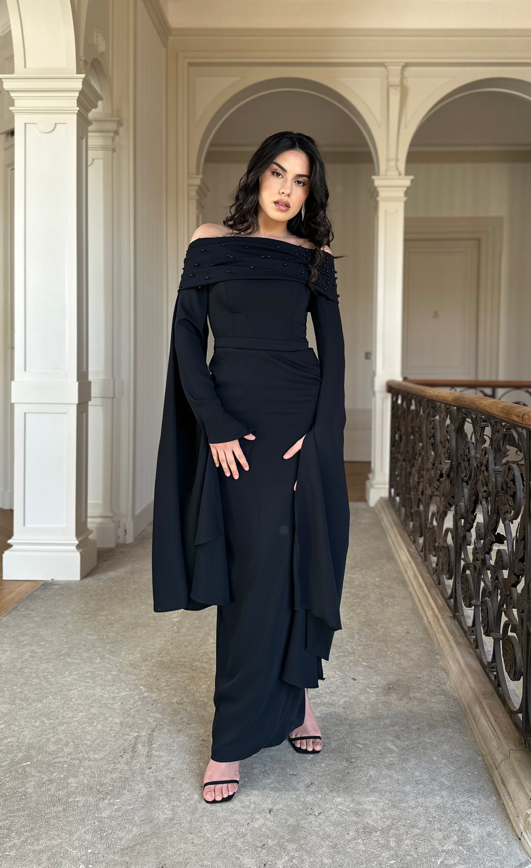 Longue robe de soirée chic noir, avec une fente à l'arrière, col bateau pour tout type de mariage, cérémonie, événement, gala