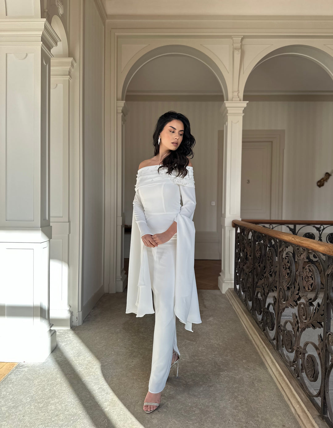 longue robe de mariée élégante blanche avec une fente à l'arrière, col bateau, pour tout type de mariage, événement, gala, cérémonie