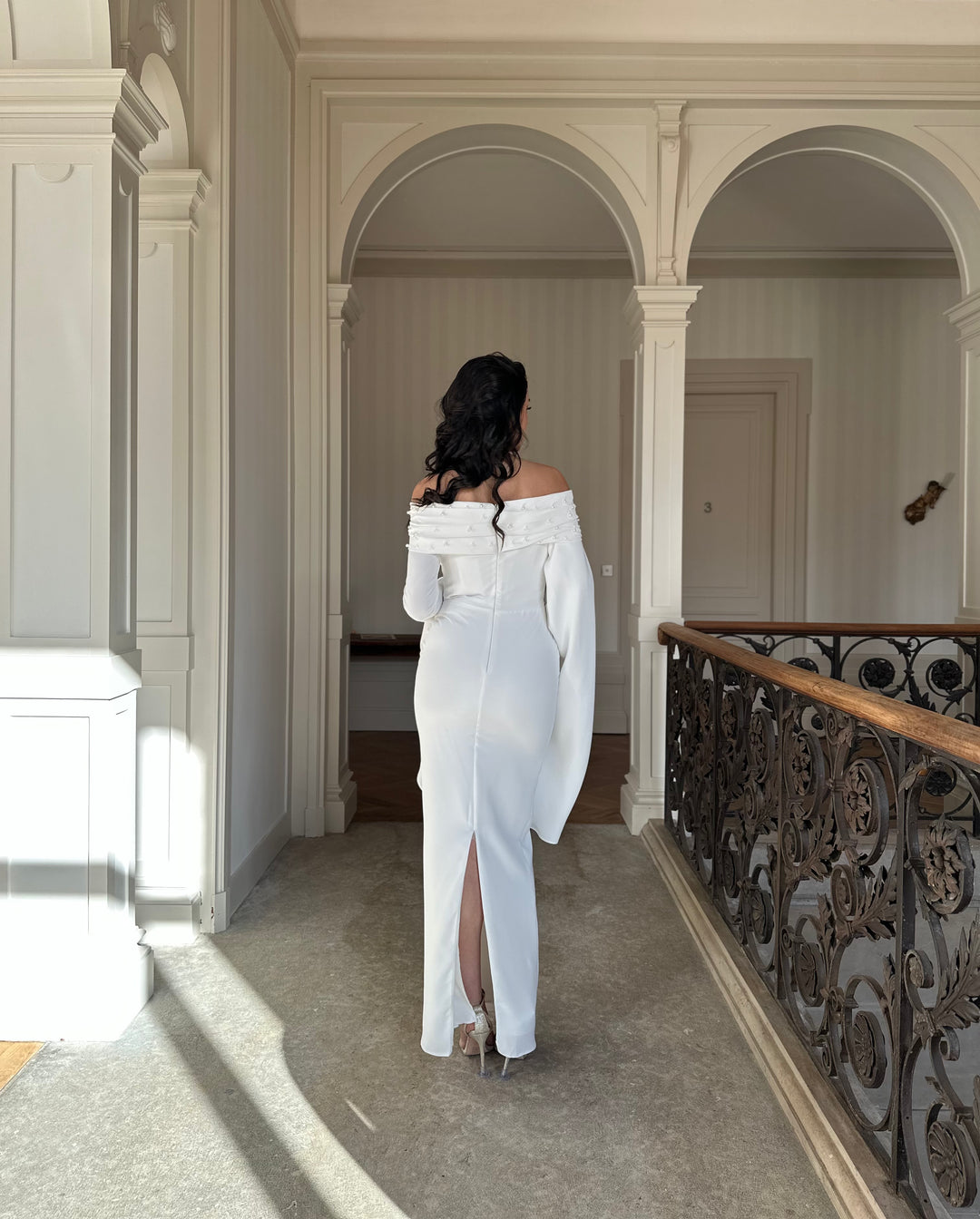 longue robe de mariée élégante blanche avec une fente à l'arrière, col bateau, pour tout type de mariage, événement, gala, cérémonie