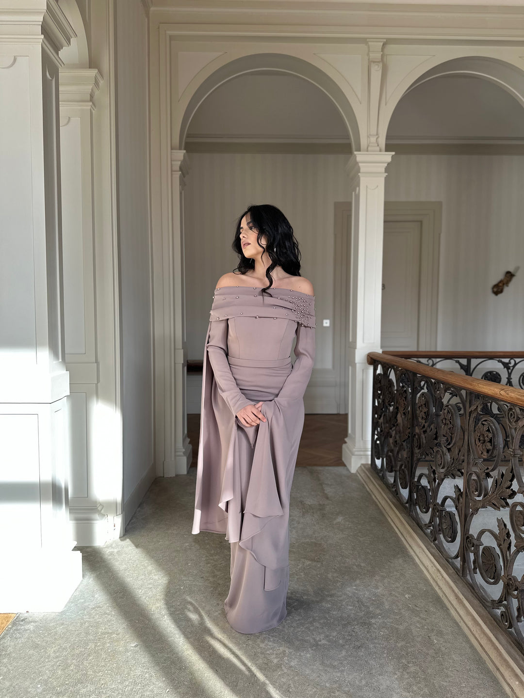 élégante longue robe de soirée taupe, avec une fente à l'arrière, col bateau pour tout type de mariage, cérémonie, événement, gala