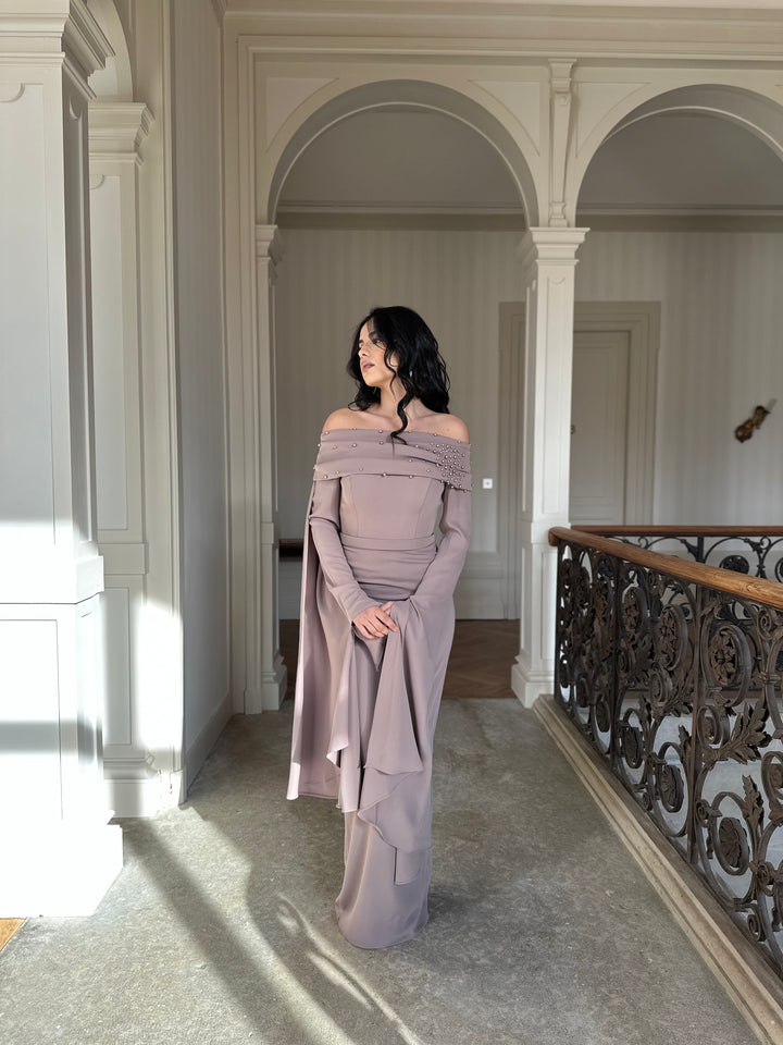 élégante longue robe de soirée taupe, avec une fente à l'arrière, col bateau pour tout type de mariage, cérémonie, événement, gala