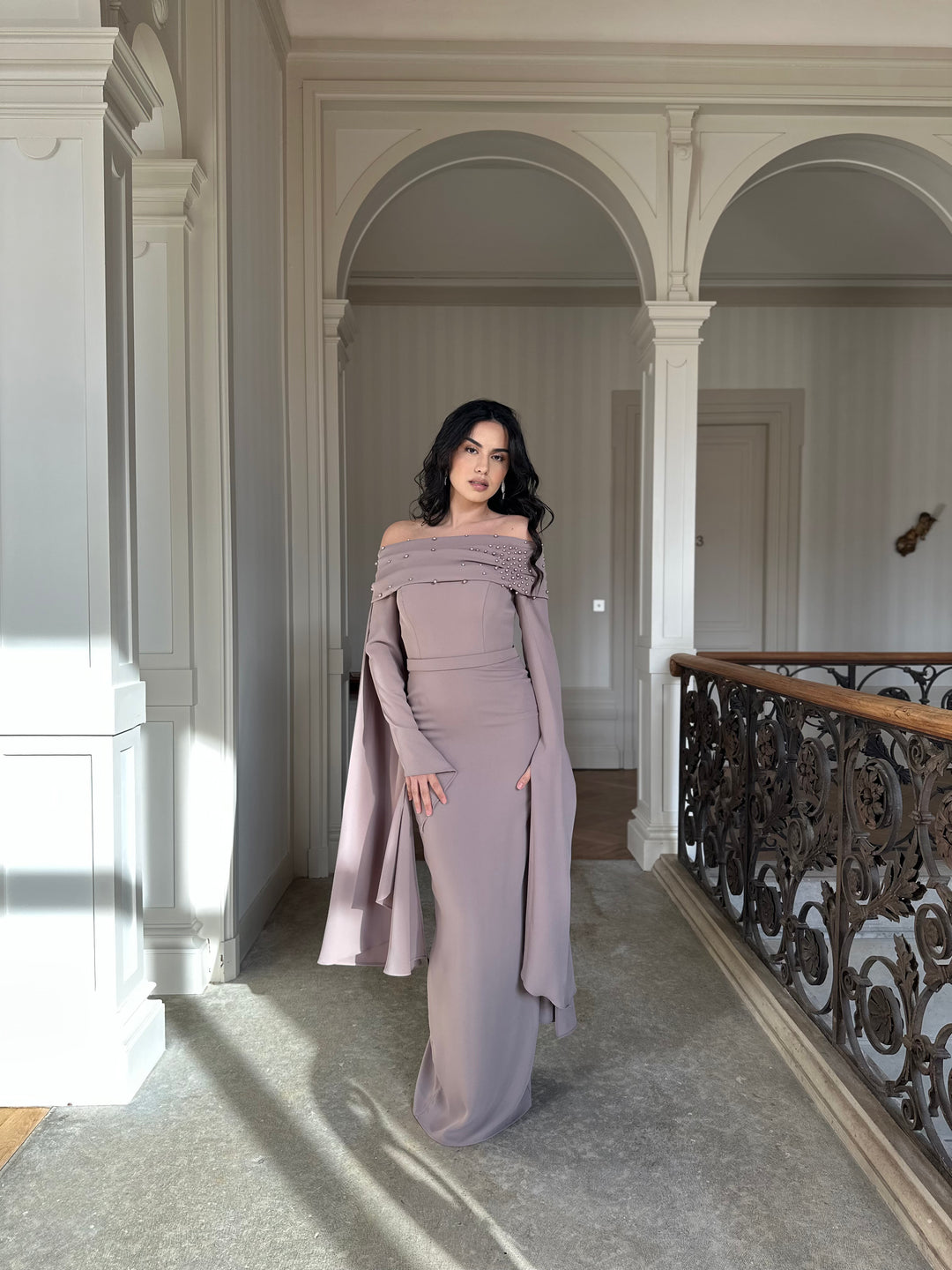élégante longue robe de soirée taupe, avec une fente à l'arrière, col bateau pour tout type de mariage, cérémonie, événement, gala