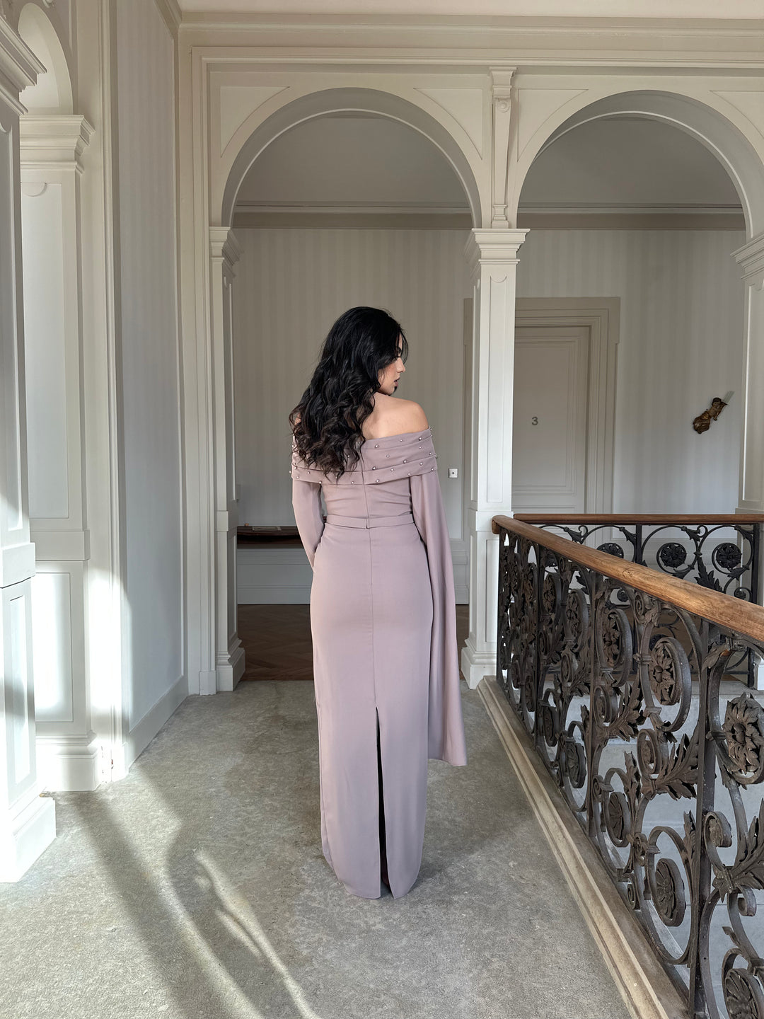 élégante longue robe de soirée taupe, avec une fente à l'arrière, col bateau pour tout type de mariage, cérémonie, événement, gala