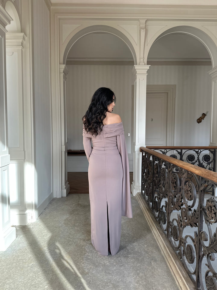 élégante longue robe de soirée taupe, avec une fente à l'arrière, col bateau pour tout type de mariage, cérémonie, événement, gala