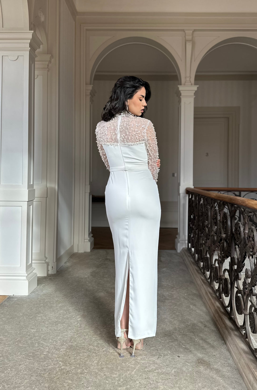 Longue robe de mariée blanche élégante avec une fente à l'arrière, col montant, manche longue, pour tout type d'événement, gala, cérémonie, mariage
