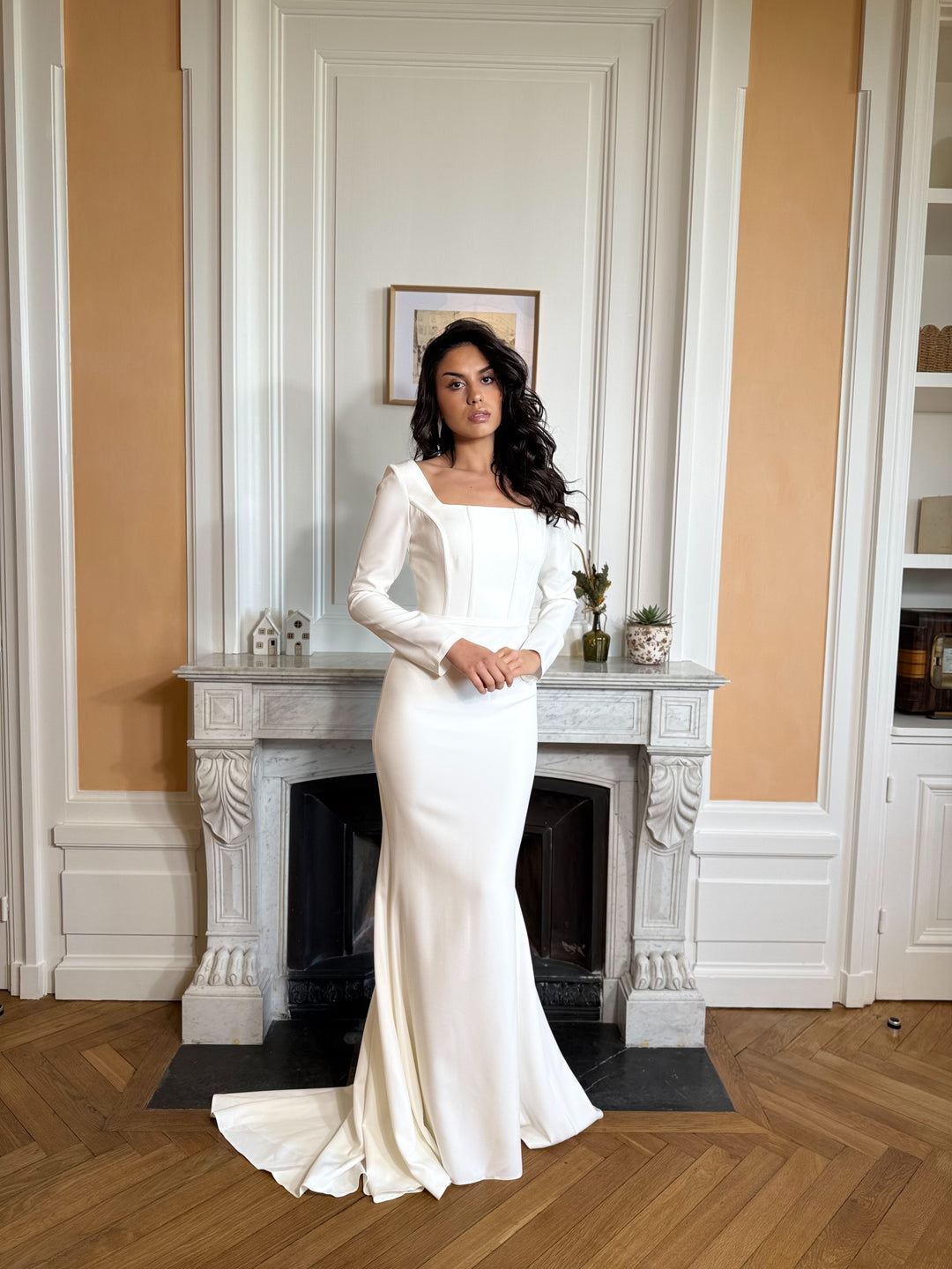 Longue robe de mariée blanche pour femme, col carré et manches longue. Élégante, sans fente et fluide, parfaite pour toutes vos occasions chic, gala cérémonie, mariage, événement