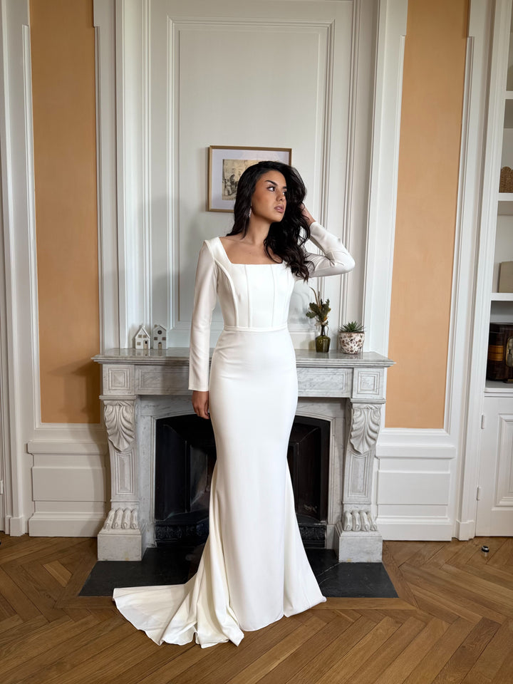 Longue robe de mariée blanche pour femme, col carré et manches longue. Élégante, sans fente et fluide, parfaite pour toutes vos occasions chic, gala cérémonie, mariage, événement
