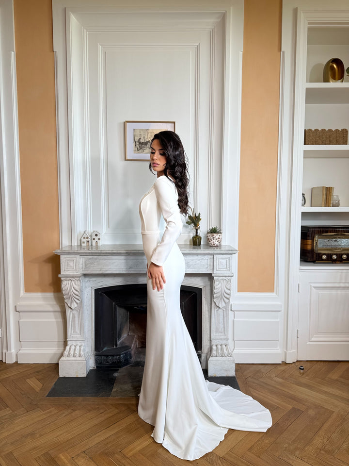 Longue robe de mariée blanche pour femme, col carré et manches longue. Élégante, sans fente et fluide, parfaite pour toutes vos occasions chic, gala cérémonie, mariage, événement
