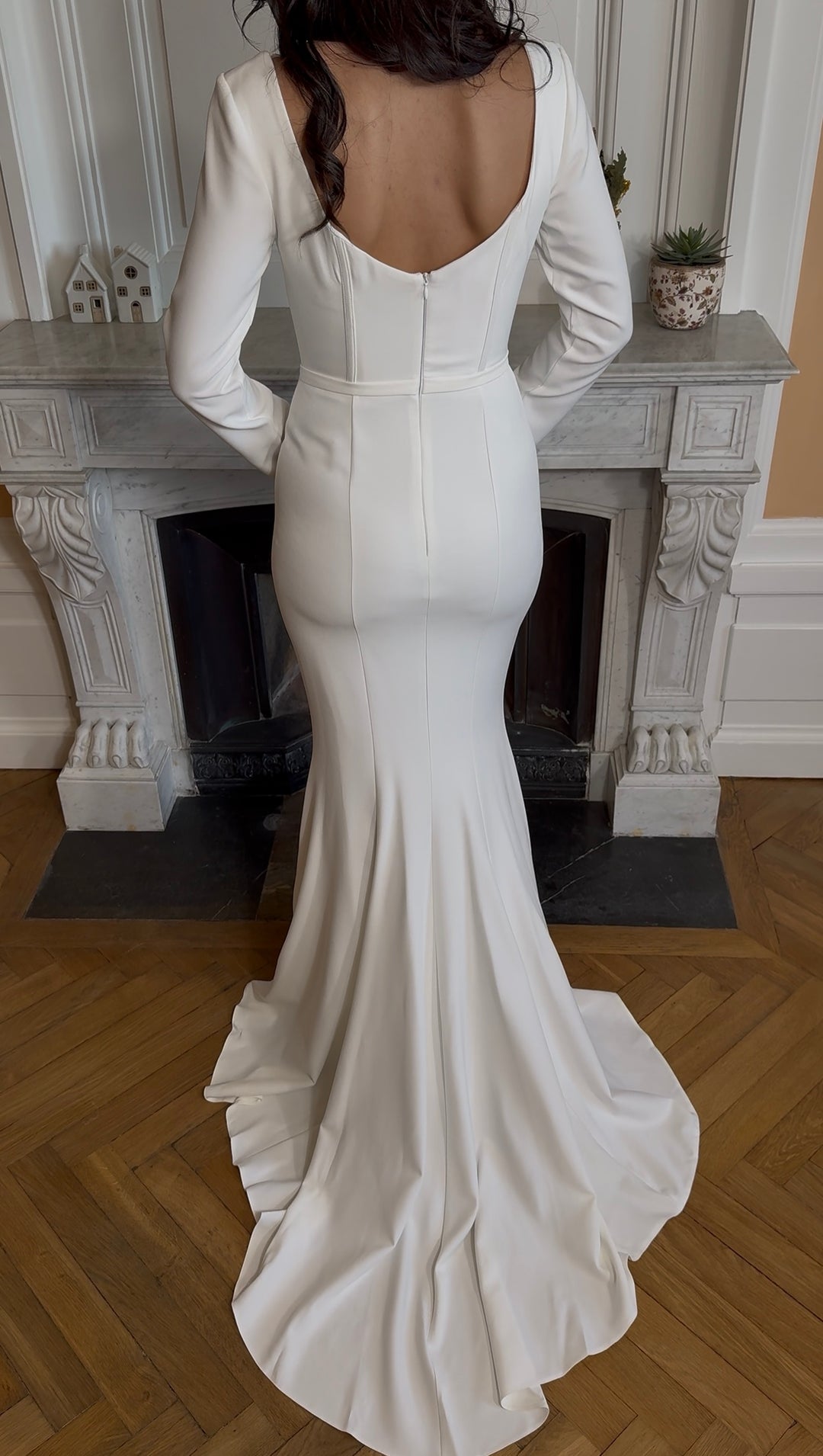 Longue robe de mariée blanche pour femme, col carré et manches longue. Élégante, sans fente et fluide, parfaite pour toutes vos occasions chic, gala cérémonie, mariage, événement