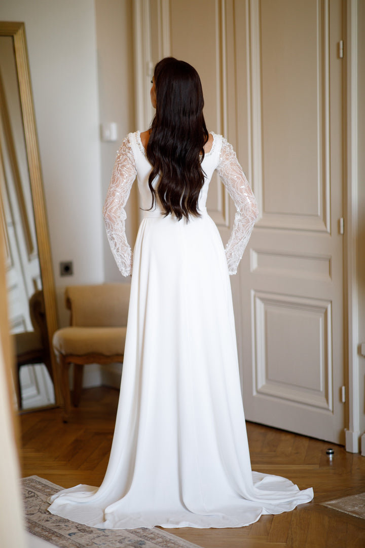 longue robe de mariée chic blanche, sans fente, avec une traine, col carré, manche longue pour tout type d'évènement, mariage, gala, cérémonie