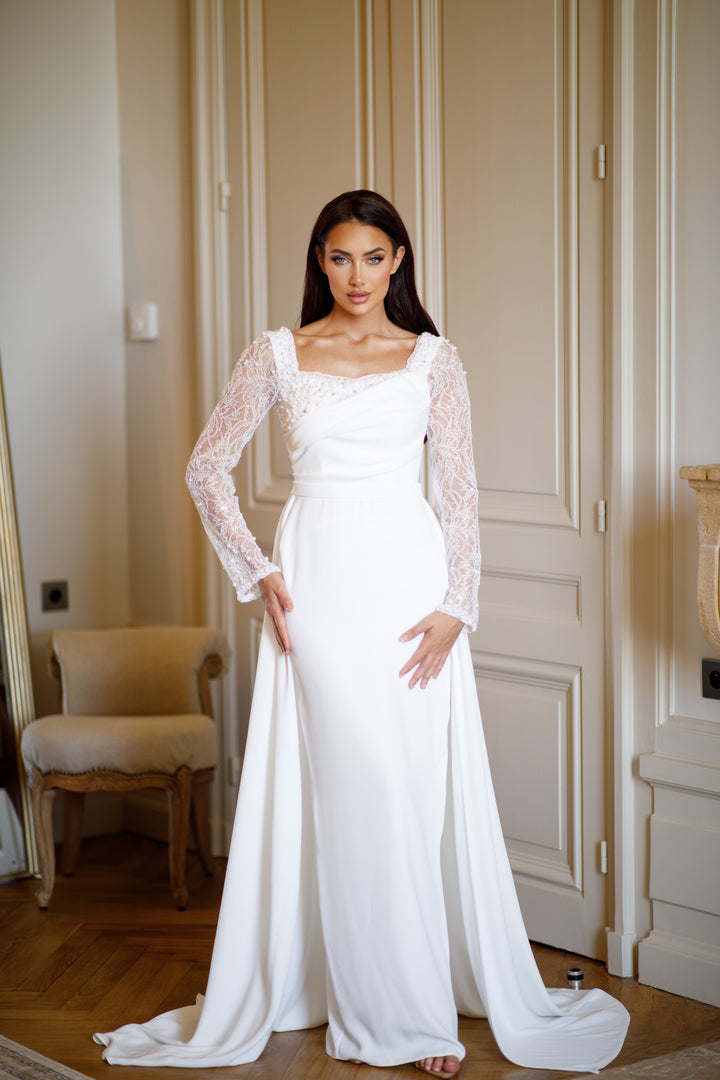 longue robe de mariée chic blanche, sans fente, avec une traine, col carré, manche longue pour tout type d'évènement, mariage, gala, cérémonie