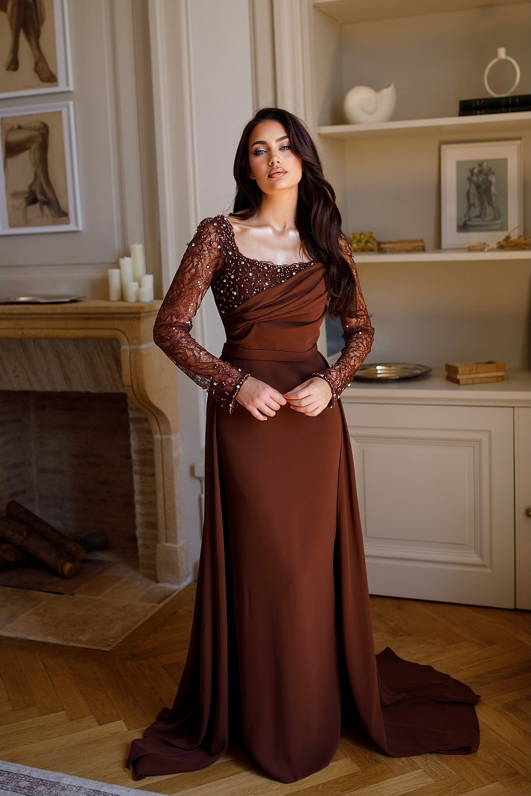 longue robe de soirée élégante chocolat, sans fente, avec une traine, col carré, manche longue pour tout type d'évènement, mariage, gala, cérémonie