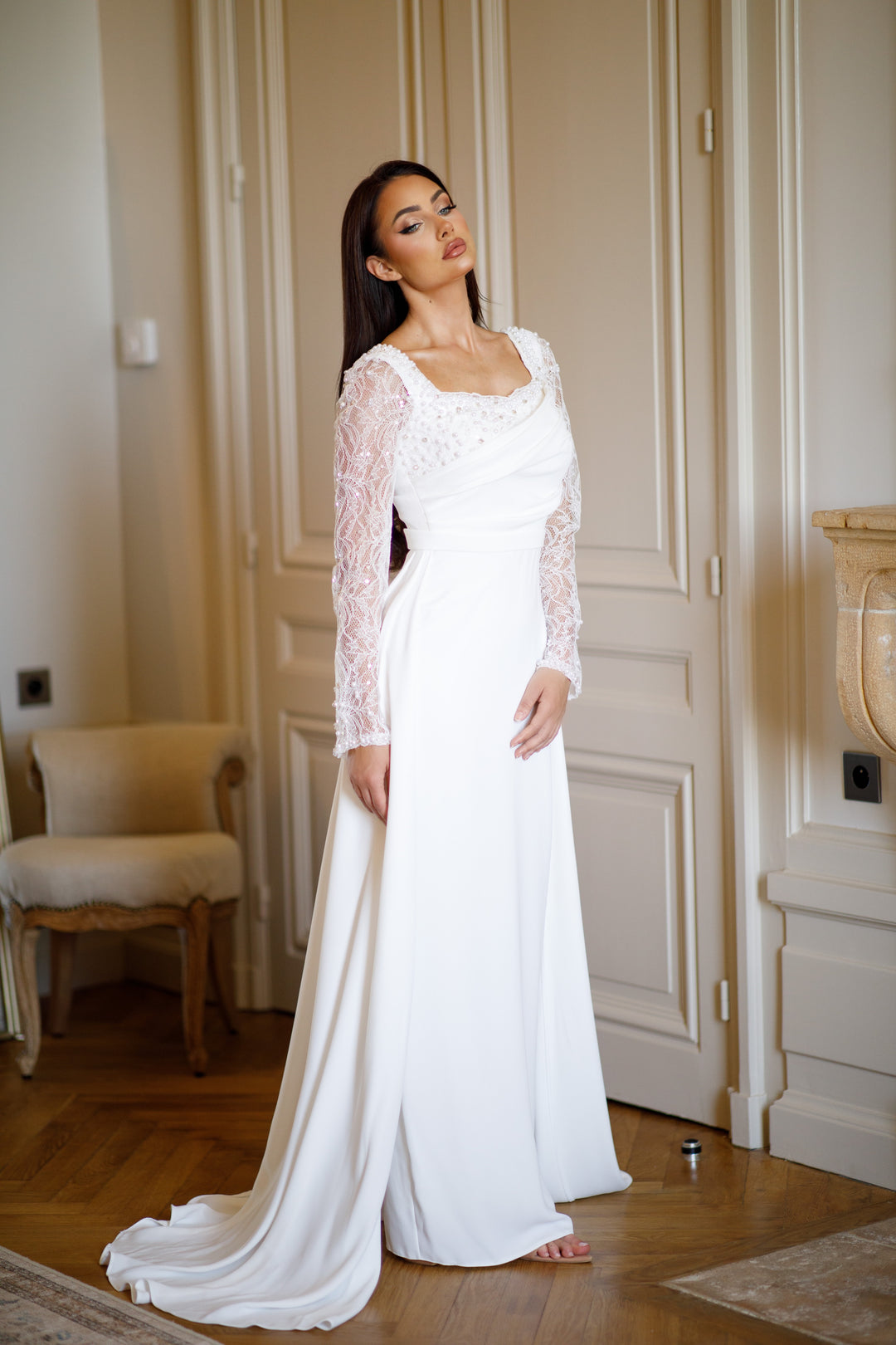 longue robe de mariée chic blanche, sans fente, avec une traine, col carré, manche longue pour tout type d'évènement, mariage, gala, cérémonie