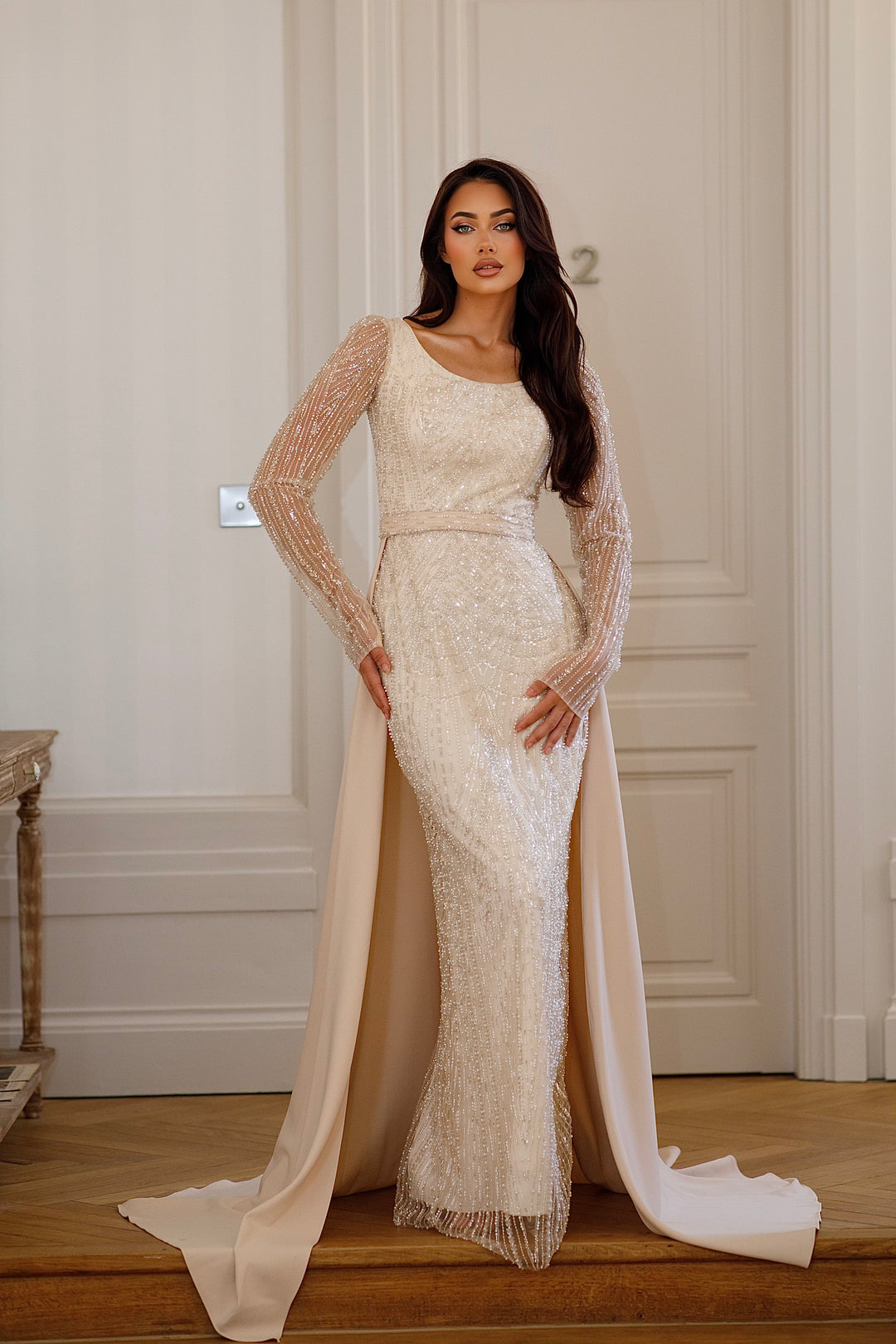 Longue robe de soirée beige élégante, col rond, manche longue, sans fente, avec une traine, pour tout type d'événement, gala, mariage, cérémonie