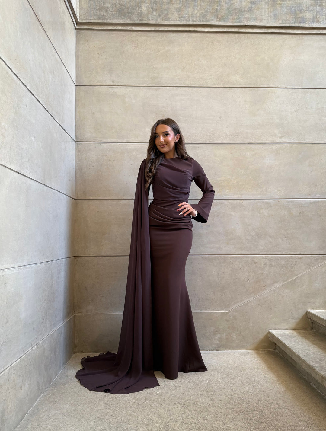 longue robe de soirée marron chic, manche longue, sans fente
