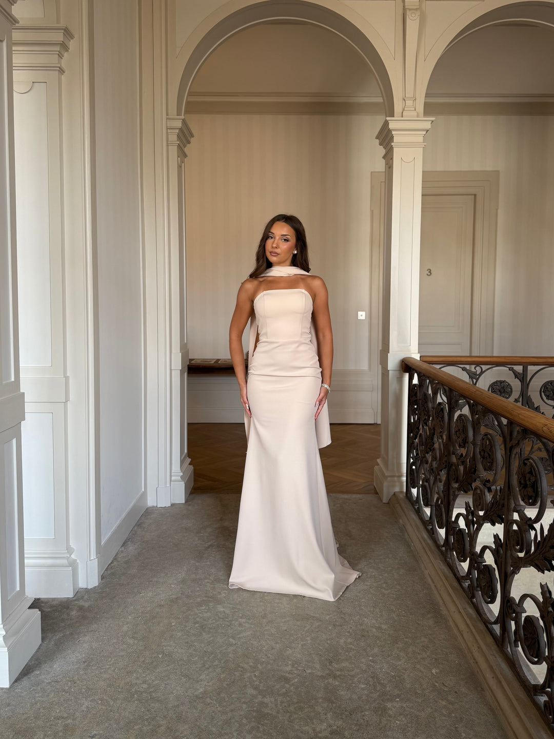 Longue robe de soirée élégante beige, sans fente, sans manche, col bustier pour type d'événement, mariage, gala, cérémonie