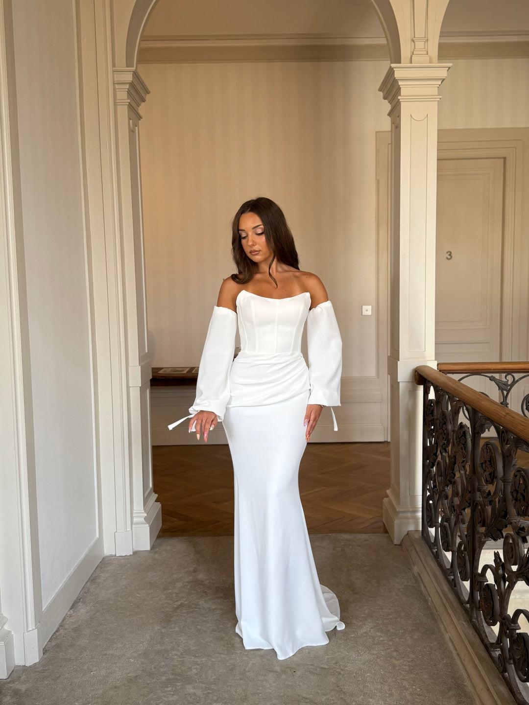 longue robe de mariée blanche chic, sans manche, sans fente, col bustier pour tout type d'événement, gala, cérémonie, mariage