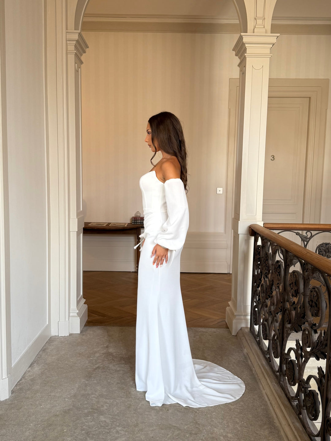 longue robe de mariée blanche chic, sans manche, sans fente, col bustier pour tout type d'événement, gala, cérémonie, mariage