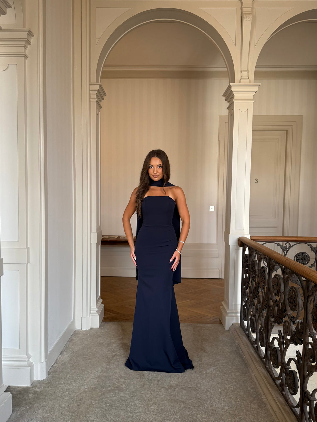 Longue robe de soirée bleu marine, sans fente, sans manche, col bustier pour type d'événement, mariage, gala, cérémonie