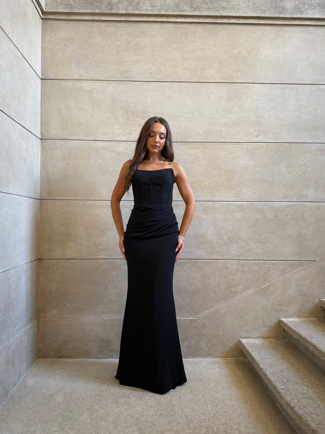 longue robe de soirée noir chic, sans manche, sans fente, col bustier pour tout type d'événement, gala, cérémonie, mariage