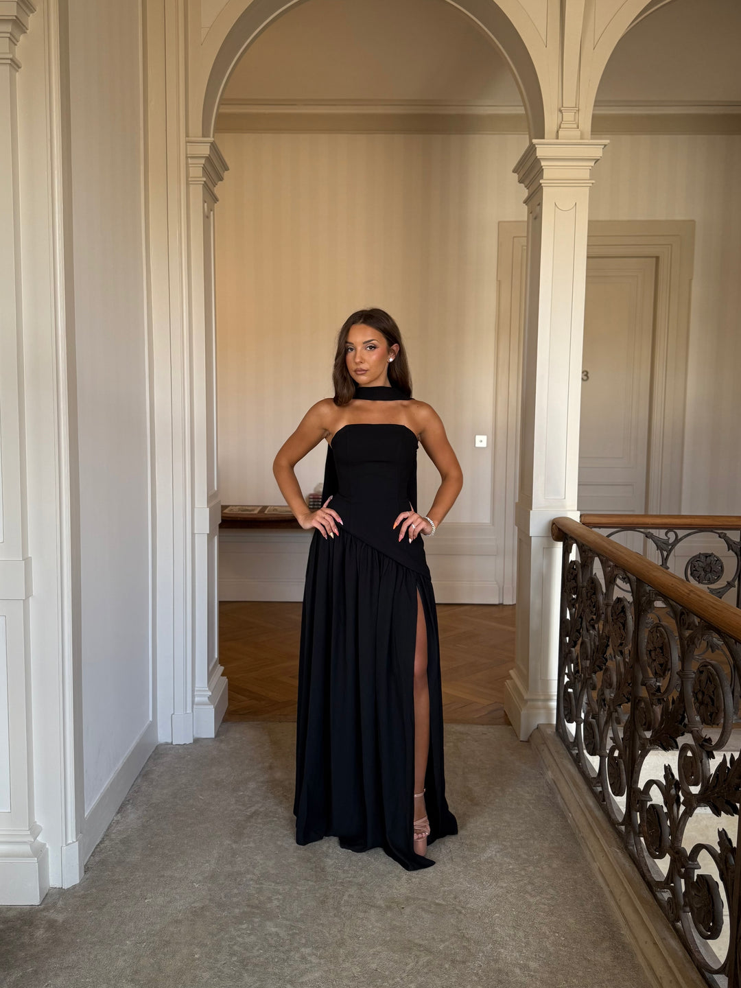élégante longue robe de soirée noir avec une fente, sans manche, col bustier pour tout type d'événement, mariage, gala, cérémonie