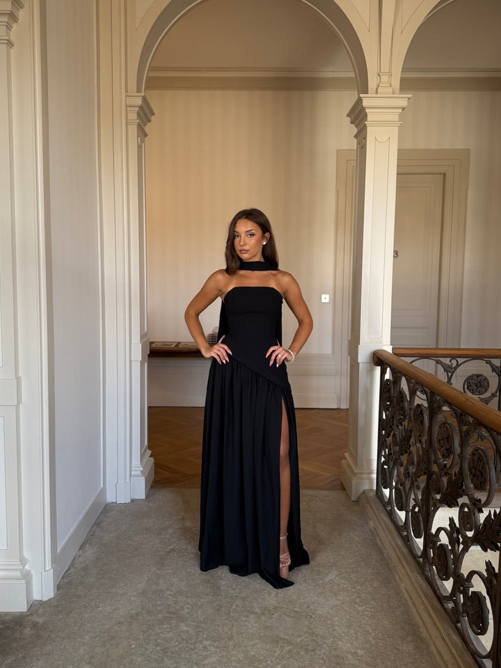 élégante longue robe de soirée noir avec une fente, sans manche, col bustier pour tout type d'événement, mariage, gala, cérémonie