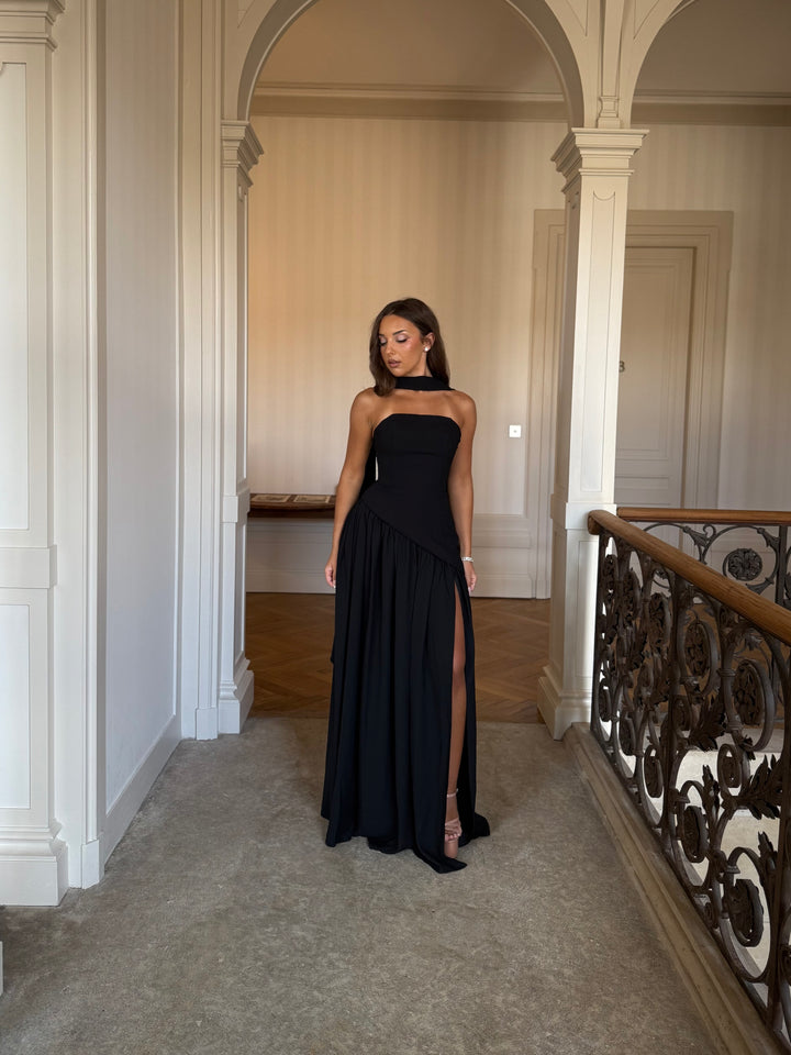 élégante longue robe de soirée noir avec une fente, sans manche, col bustier pour tout type d'événement, mariage, gala, cérémonie