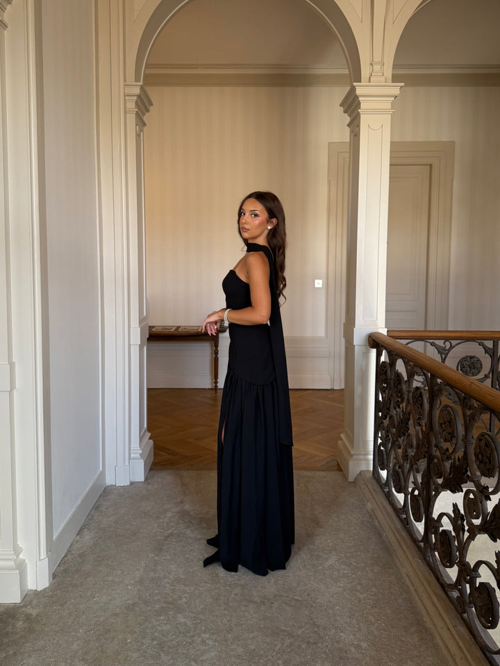 élégante longue robe de soirée noir avec une fente, sans manche, col bustier pour tout type d'événement, mariage, gala, cérémonie