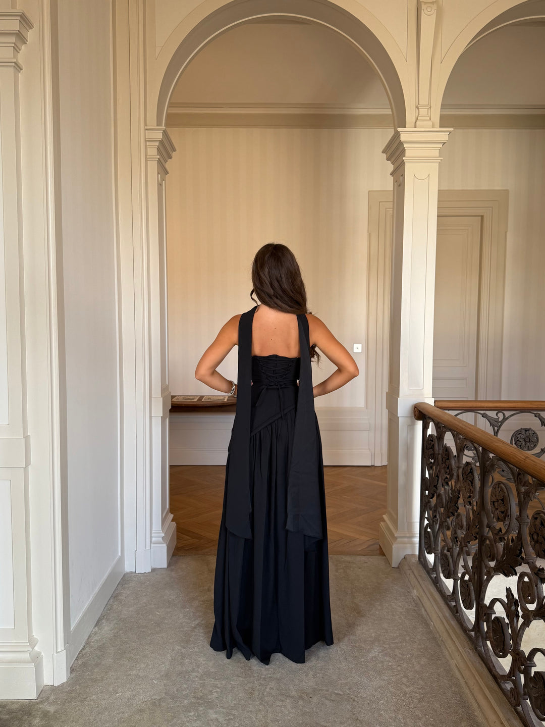 élégante longue robe de soirée noir avec une fente, sans manche, col bustier pour tout type d'événement, mariage, gala, cérémonie