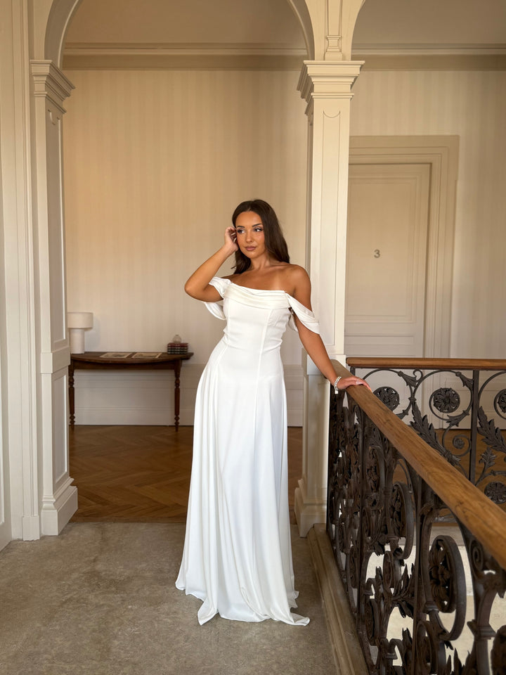 Élégante longue robe de mariée blanche, sans fente, sans manche, col bateau pour tout type de mariage, événement, gala, cérémonie.