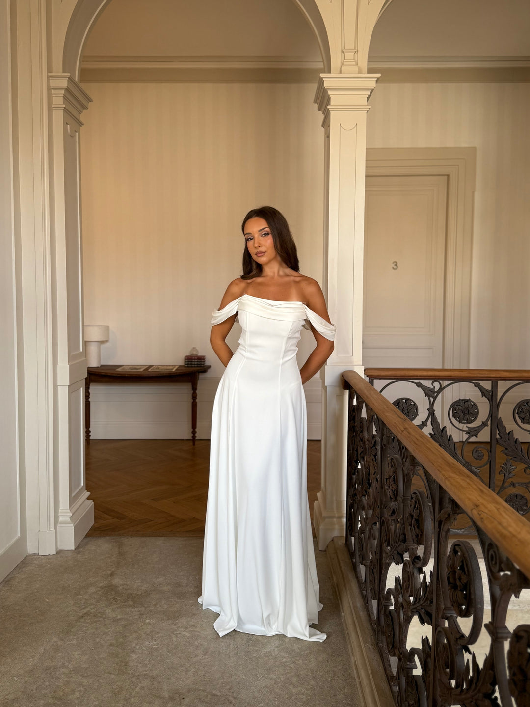 Élégante longue robe de mariée blanche, sans fente, sans manche, col bateau pour tout type de mariage, événement, gala, cérémonie.