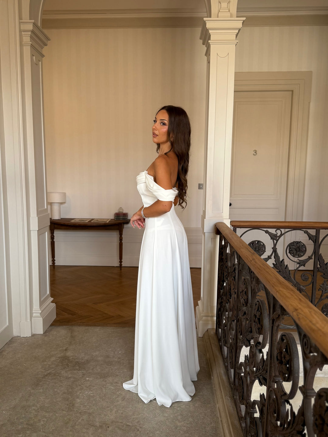 Élégante longue robe de mariée blanche, sans fente, sans manche, col bateau pour tout type de mariage, événement, gala, cérémonie.
