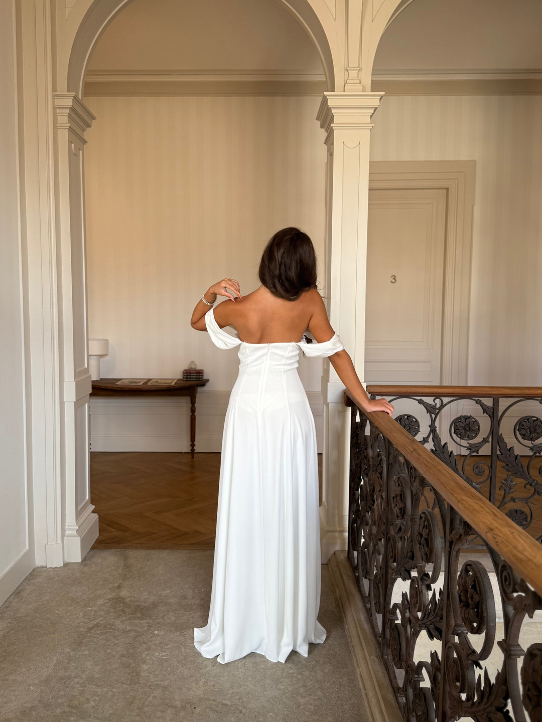 Élégante longue robe de mariée blanche, sans fente, sans manche, col bateau pour tout type de mariage, événement, gala, cérémonie.