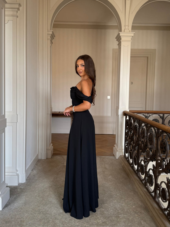 Élégante longue robe de soirée noir, sans fente, sans manche, col bateau pour tout type de mariage, événement, gala, cérémonie.