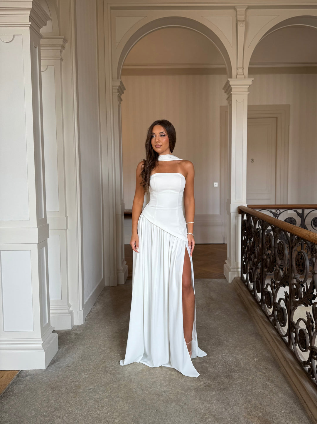 élégante longue robe de mariée blanche avec une fente, sans manche, col bustier pour tout type d'événement, mariage, gala, cérémonie