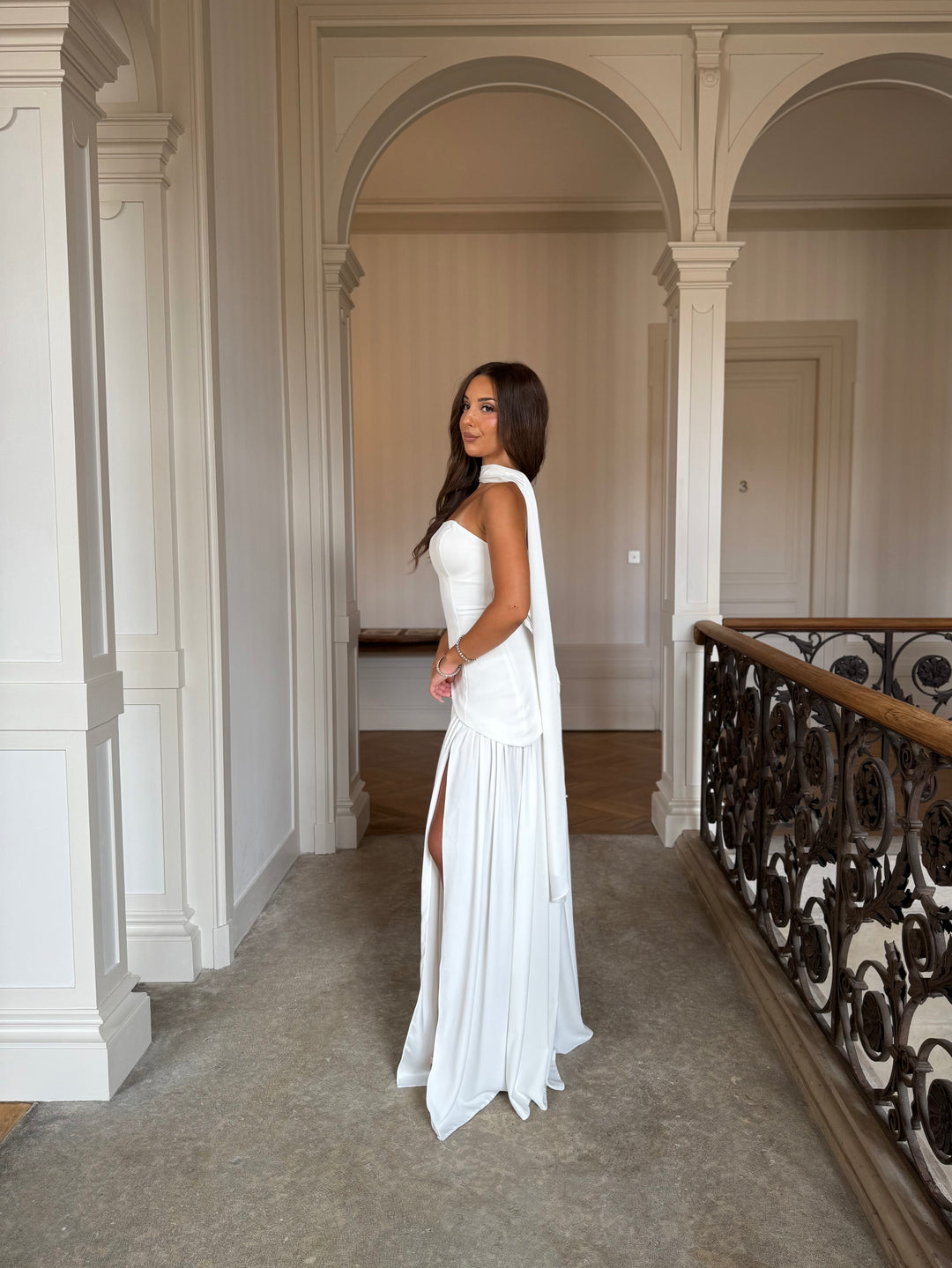 élégante longue robe de mariée blanche avec une fente, sans manche, col bustier pour tout type d'événement, mariage, gala, cérémonie