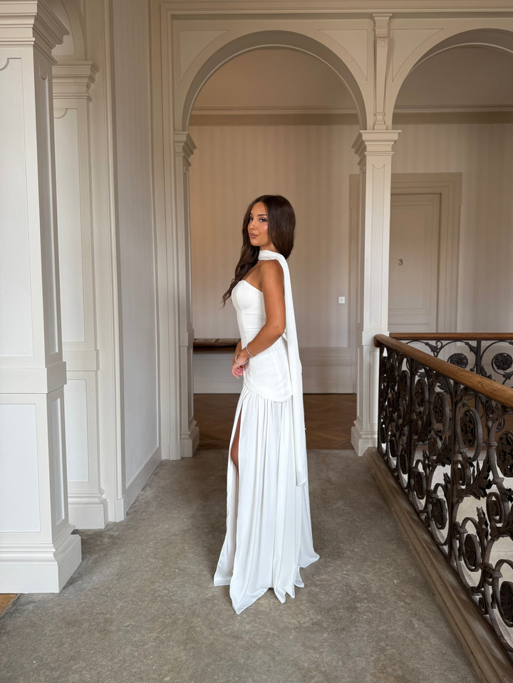 élégante longue robe de mariée blanche avec une fente, sans manche, col bustier pour tout type d'événement, mariage, gala, cérémonie