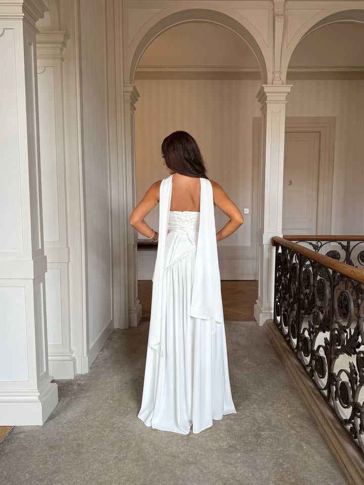 élégante longue robe de mariée blanche avec une fente, sans manche, col bustier pour tout type d'événement, mariage, gala, cérémonie
